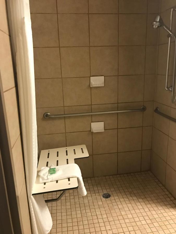 Standard Zimmer mit Kingsize-Bett und rollstuhlgerechter Dusche – barrierefrei